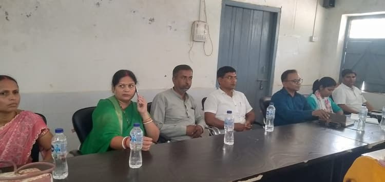 Madhubani News : बीस सूत्री की बैठक में पेयजल, जॉब कार्ड व अतिक्रमित जलकर पर हुई चर्चा