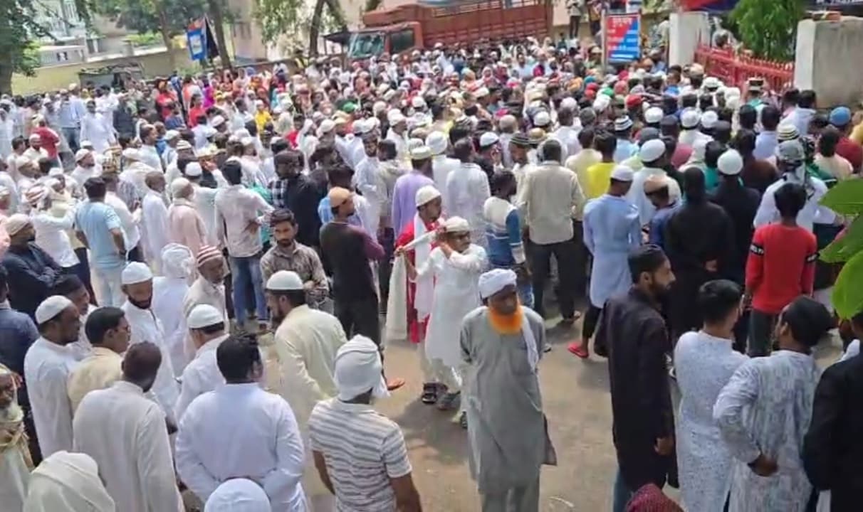 शव को थाना गेट पर रखकर आक्रोशितों ने किया प्रदर्शन