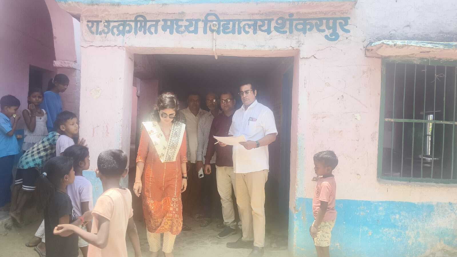 Madhubani News : बीडीओ ने 1200 से अधिक वोटर वाले बूथ का किया निरीक्षण