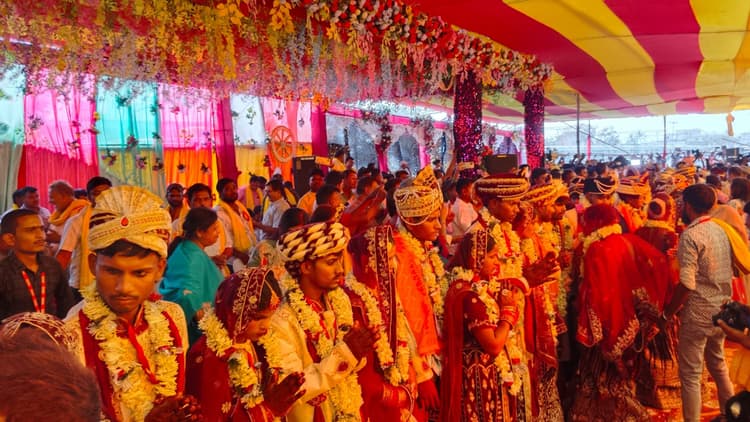 Motihari: सामूहिक विवाह में 70 जोड़ों ने साथ जीने का लिया संकल्प