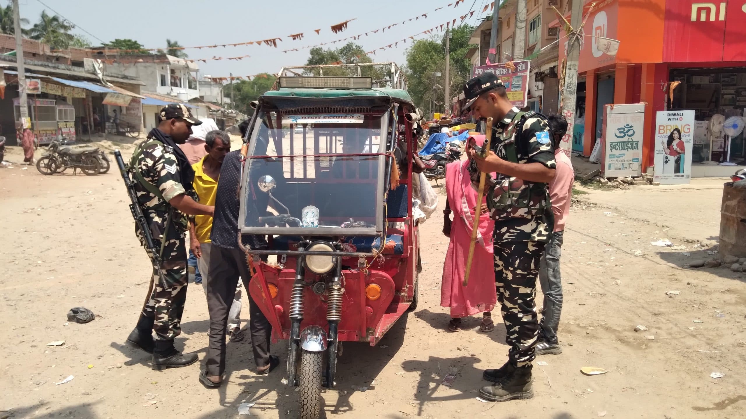 Madhubani News : सीमा पर नेपाल आने जाने वाले लोगों की हो रही जांच