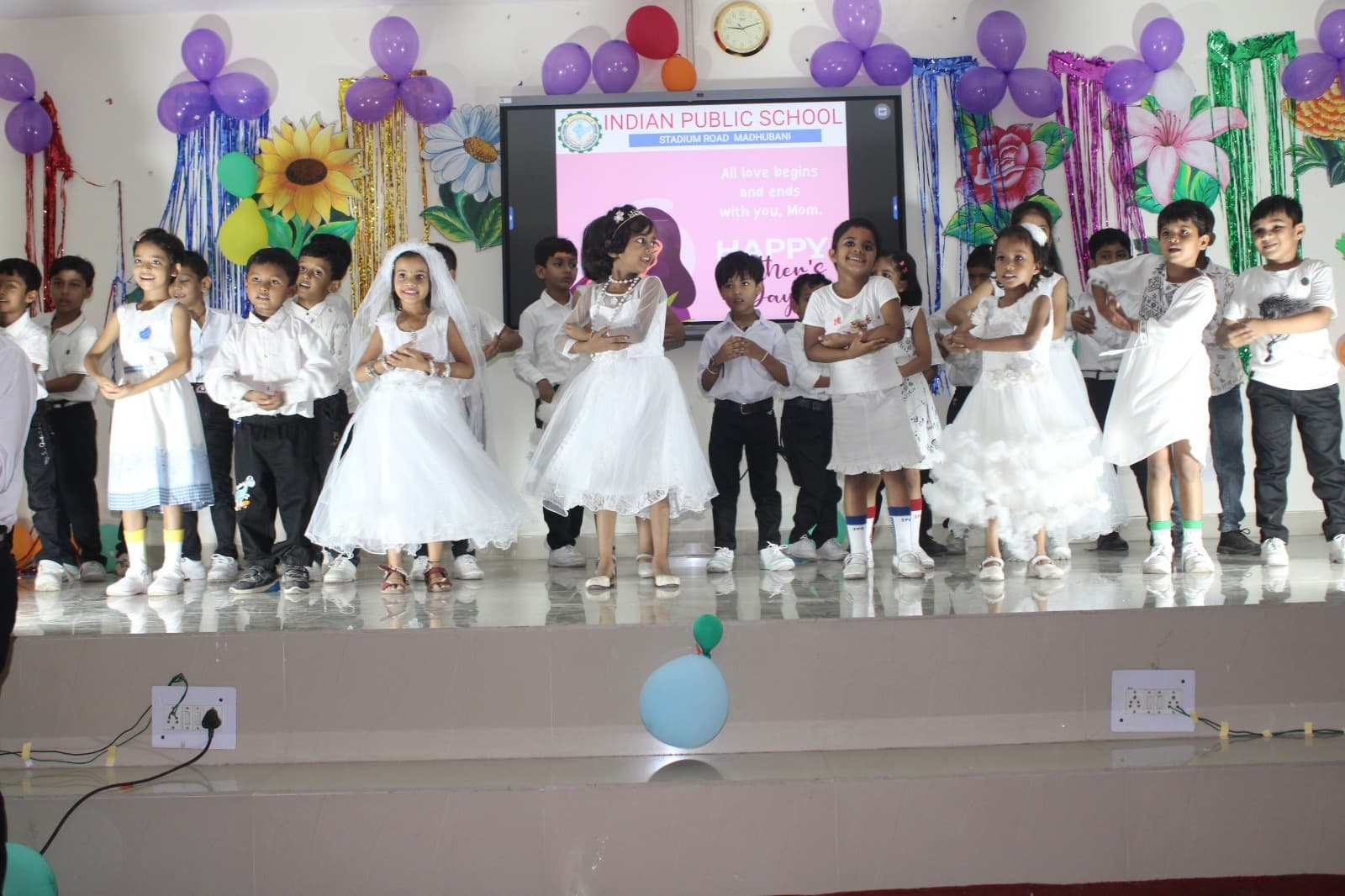 Madhubani News : मदर्स डे पर इंडियन पब्लिक स्कूल में कार्यक्रम आयोजित