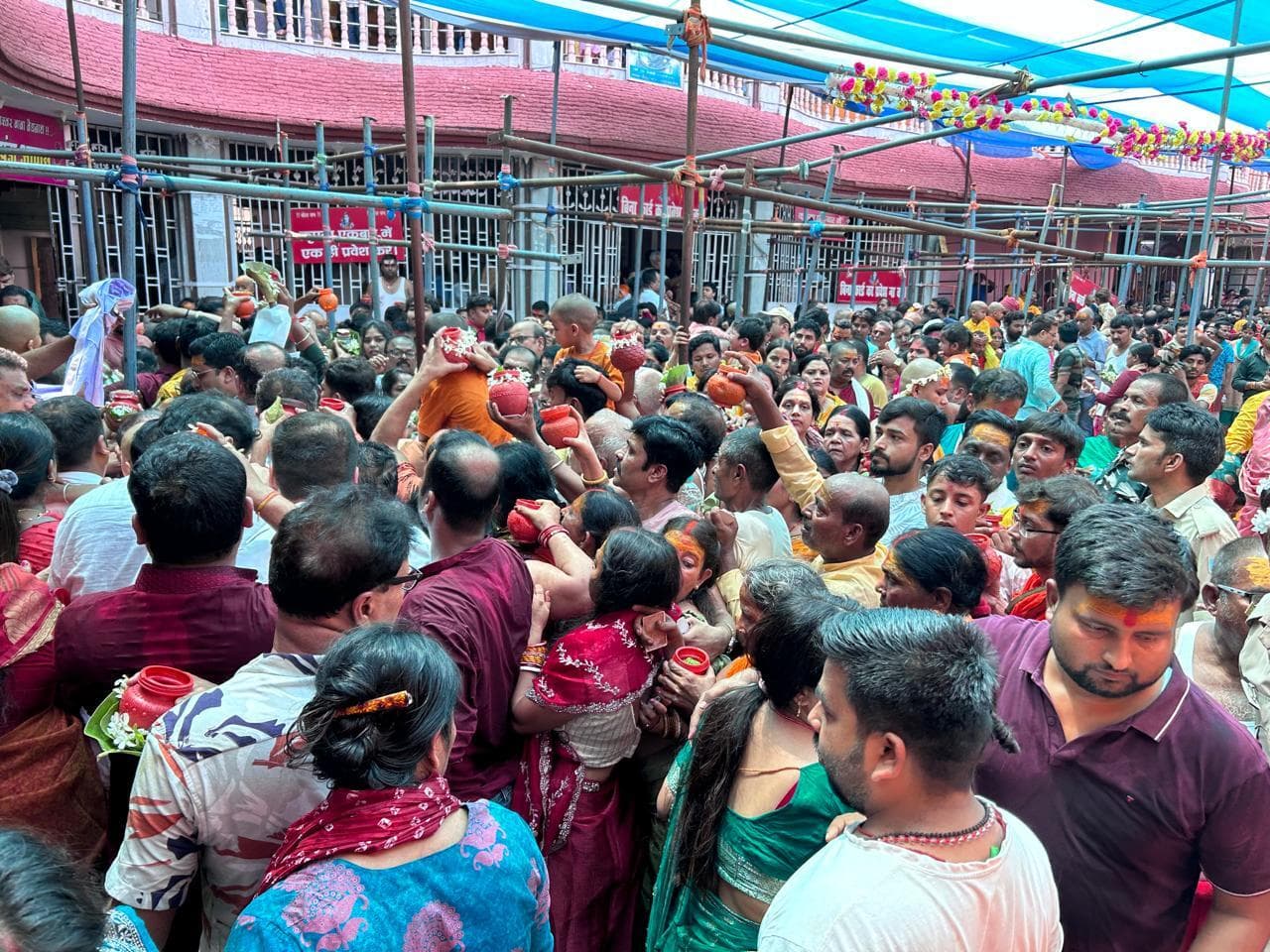 Deghar news : बाबा दरबार में उमड़े श्रद्धालु , देर से बंद हुआ पट, कूपन लेकर 4525 श्रद्धालुओं ने किया जलार्पण