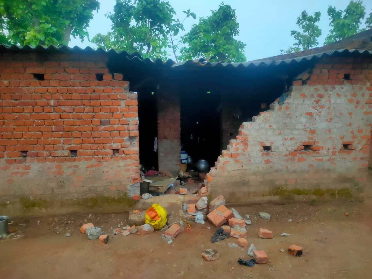 Seraikela News : दो हाथियों ने रातभर मचाया उत्पात घर व दुकान को तोड़कर खा गये चावल