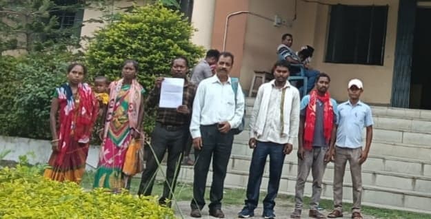 Seraikela News : जमीन पर अवैध कब्जे का आरोप