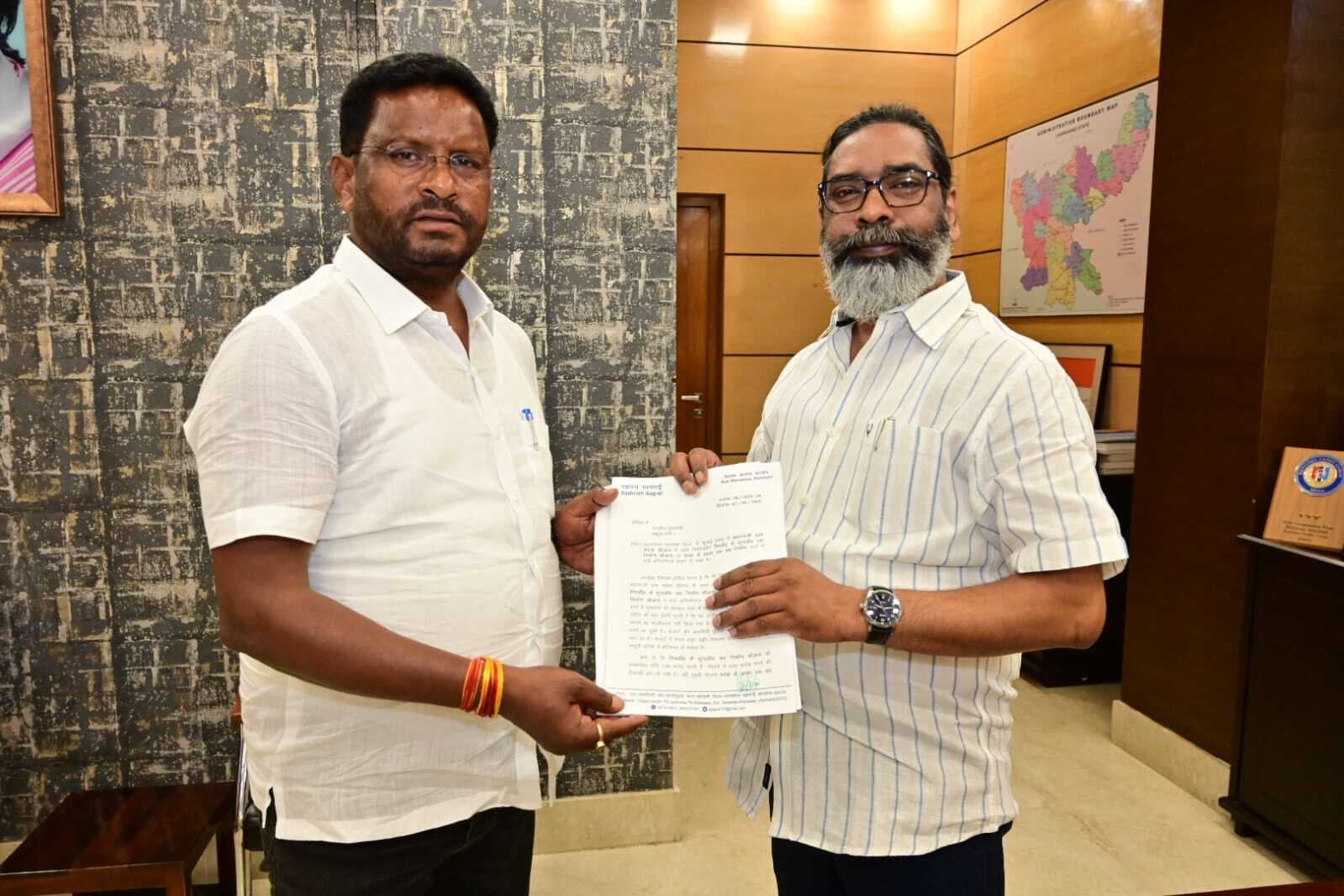 Seraikela News : सड़क निर्माण के एक माह के भीतर आयीं दरारें