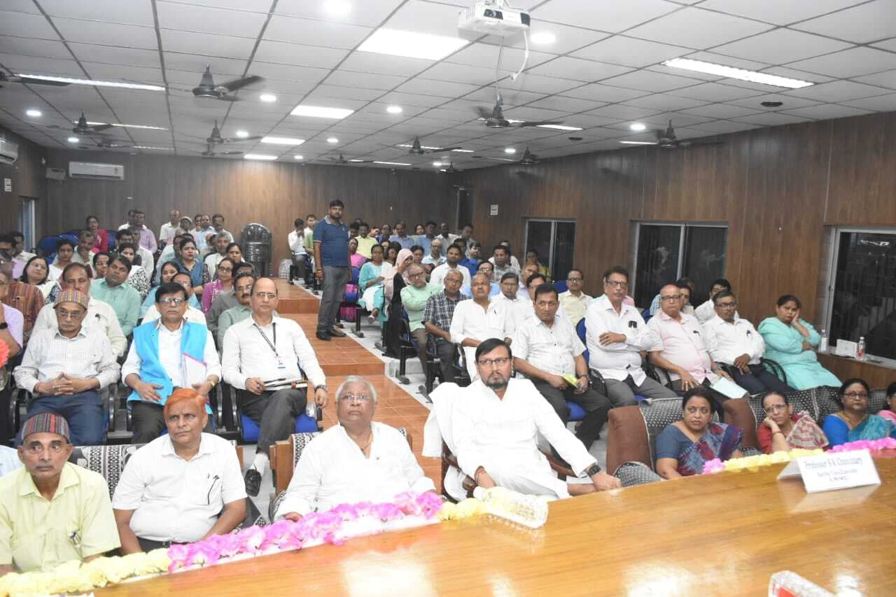 Darbhanga News: दृढ़ इच्छाशक्ति और अनुसंधानात्मक दृष्टि के साथ विश्वविद्यालय की उन्नति में करें कार्य