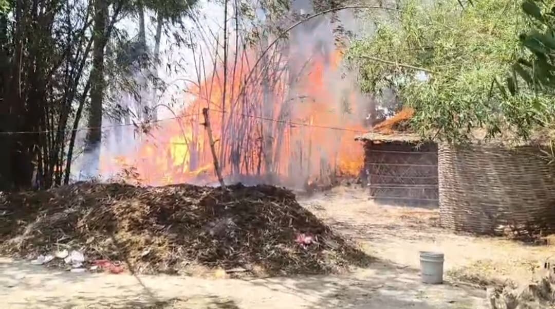 Samastipur News:सरायरंजन बाजार में लगी भीषण आग, डेढ़ दर्जन से अधिक घर जलकर राख
