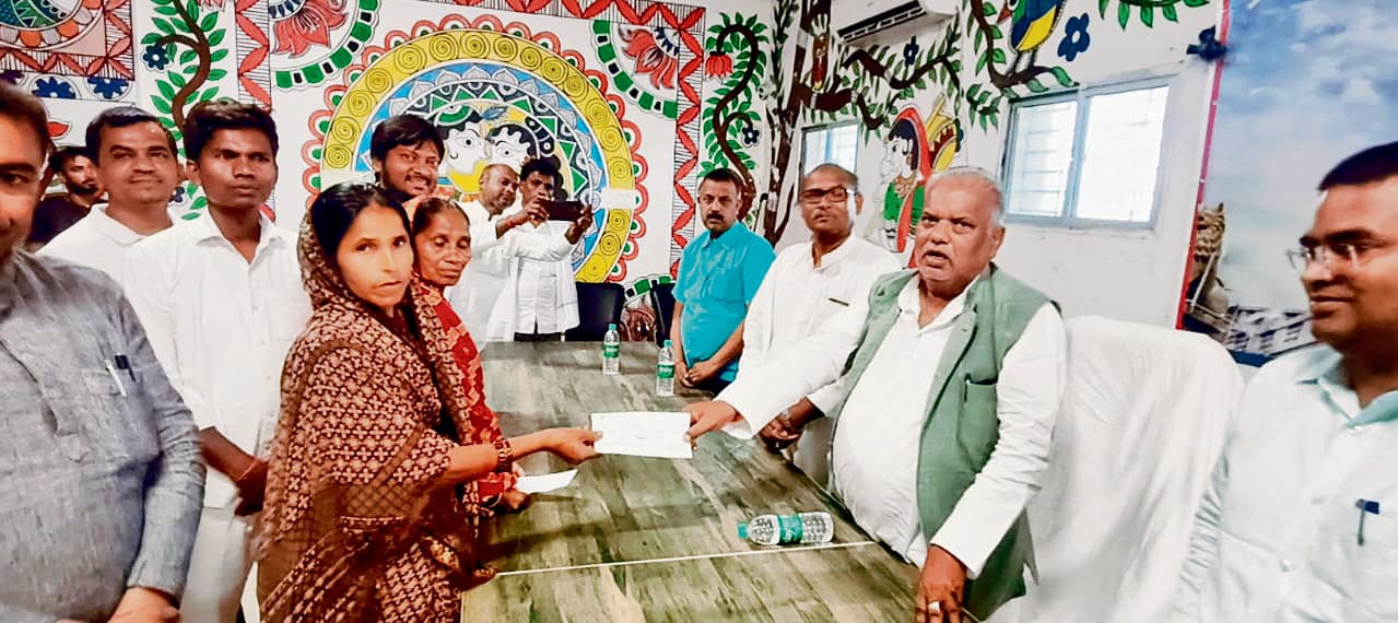 दुर्घटनाओं में मरने वालों के परिजनों को मंत्री ने दिया चेक