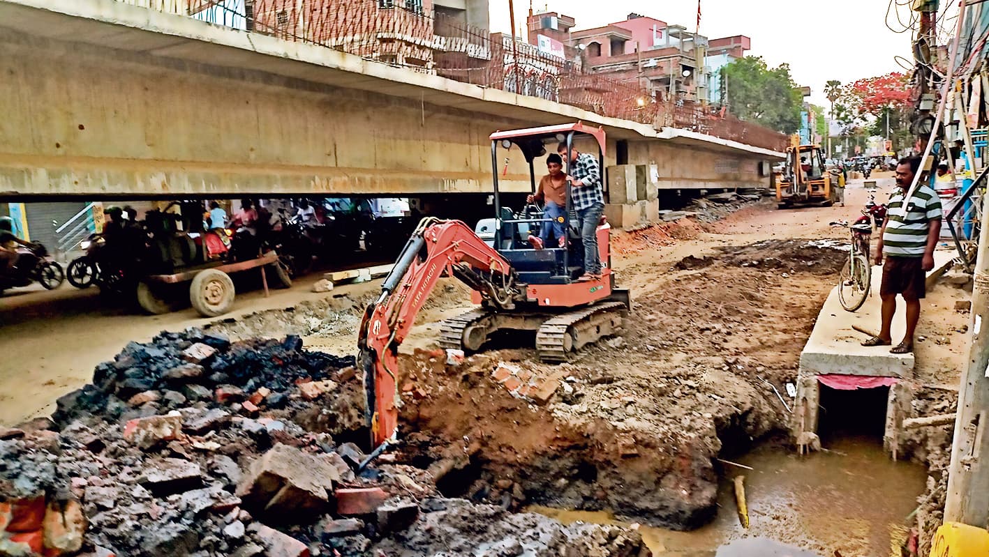 75 करोड़ रुपये की लागत से डेढ़ किलोमीटर लंबा व नौ मीटर चौड़ा बन रहा फ्लाइओवर