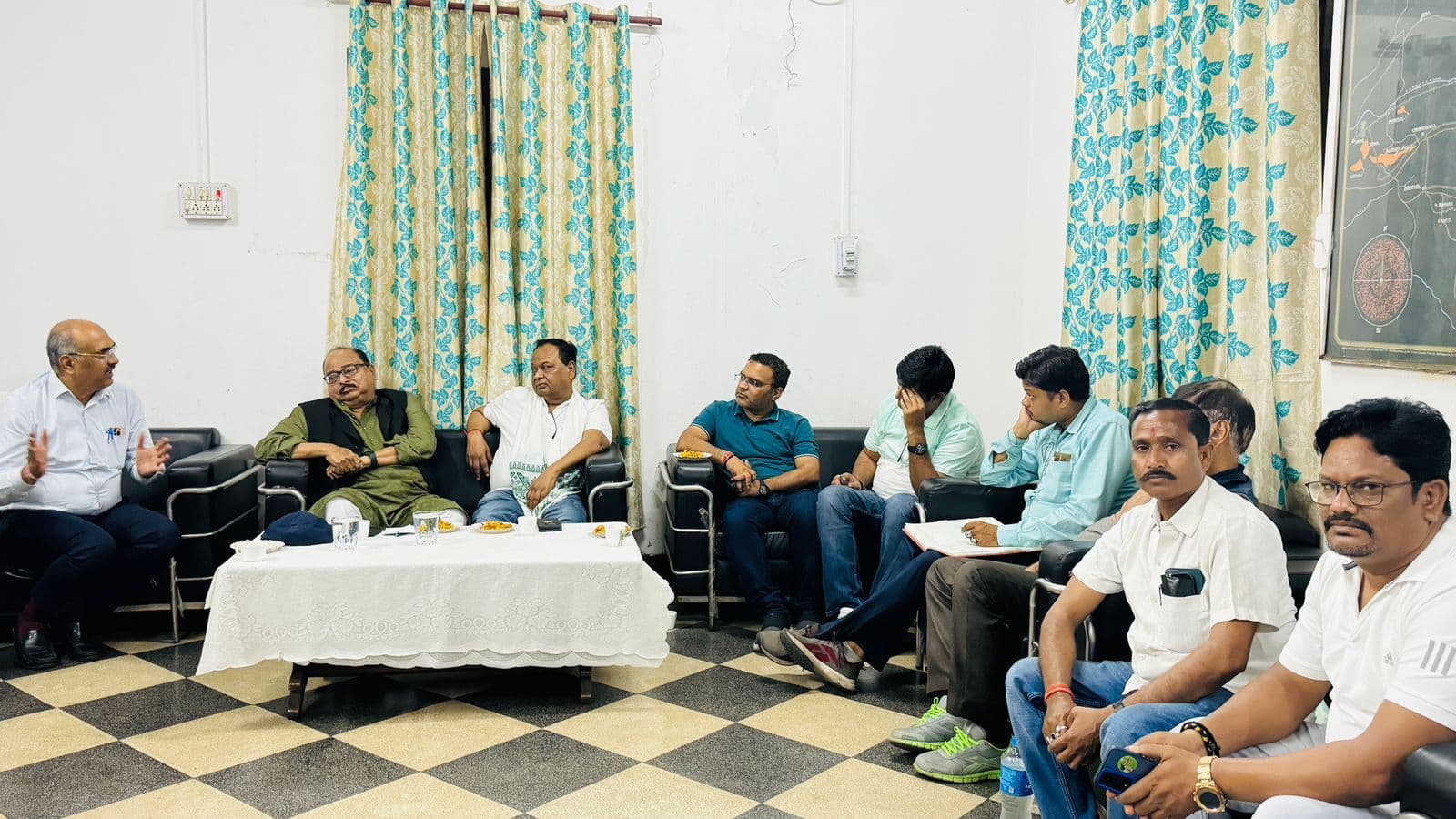 Giridih News: वार्ता में बनी सहमति, 12 दिनों से बंद कबरीबाद माइंस के चालू होने के आसार