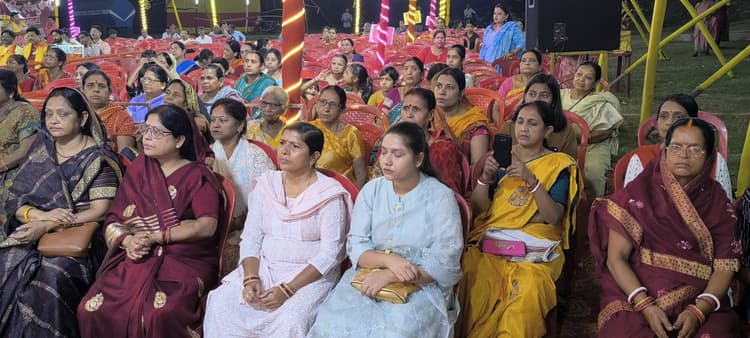 Giridih News: श्रीमद्भागवत कथा में भक्तों ने सुनी श्रीकृष्ण की बाललीला