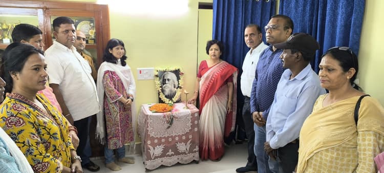 Giridih News: रवींद्रनाथ टैगोर की जयंती पर श्री रामकृष्ण महिला कॉलेज में श्रद्धांजलि सभा का आयोजन