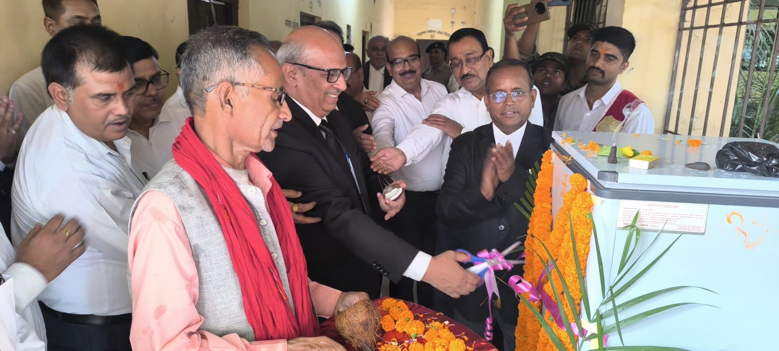 Giridih News: न्यायालय परिसर में लगा वाटर कूलर