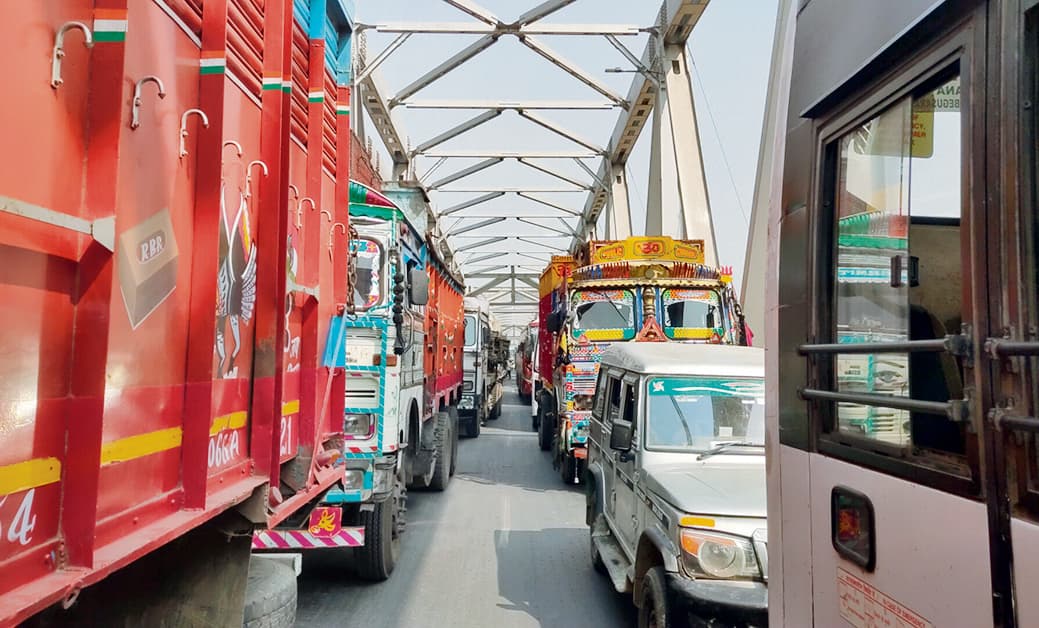 hajipur news. गांधी सेतु पर लगा जाम, कड़ी धूप व भीषण गर्मी में परेशान रहे लोग