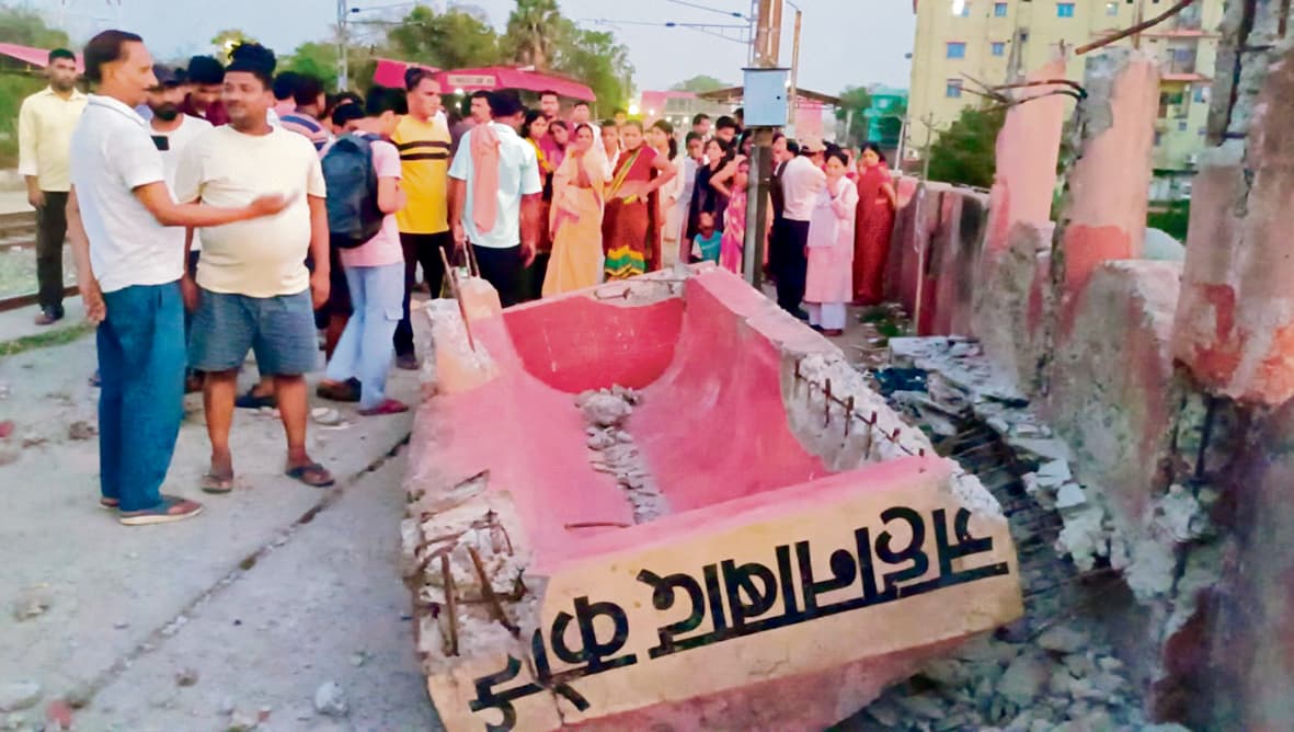 Jehanabad : यात्रियों पर गिरा शेड, चार मजदूर हुए घायल