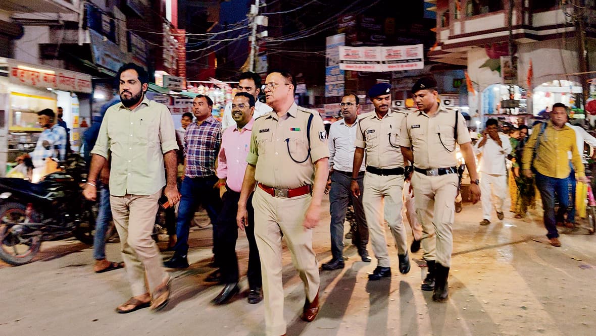 hajipur news. भारत-पाकिस्तान के बीच बढ़ते तनाव को लेकर डीएम-एसपी ने किया शहर का निरीक्षण