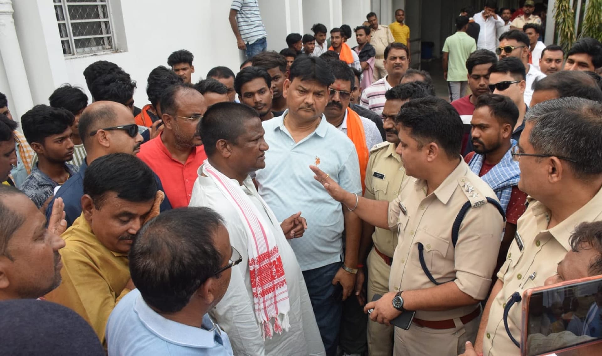Bokaro News : मुआवजा व नियोजन की मांग को लेकर बीजीएच में जुटे परिजन, की नारेबाजी