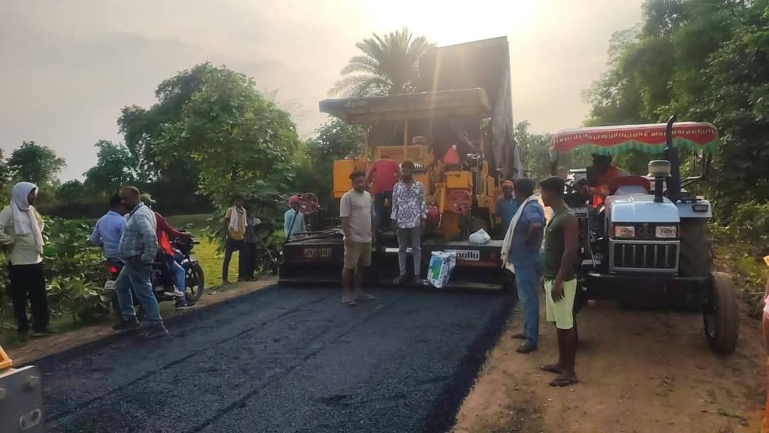 Giridih News: पालगंज मोड़ से खेताडाबर सड़क निर्माण में अनियमितता का आरोप
