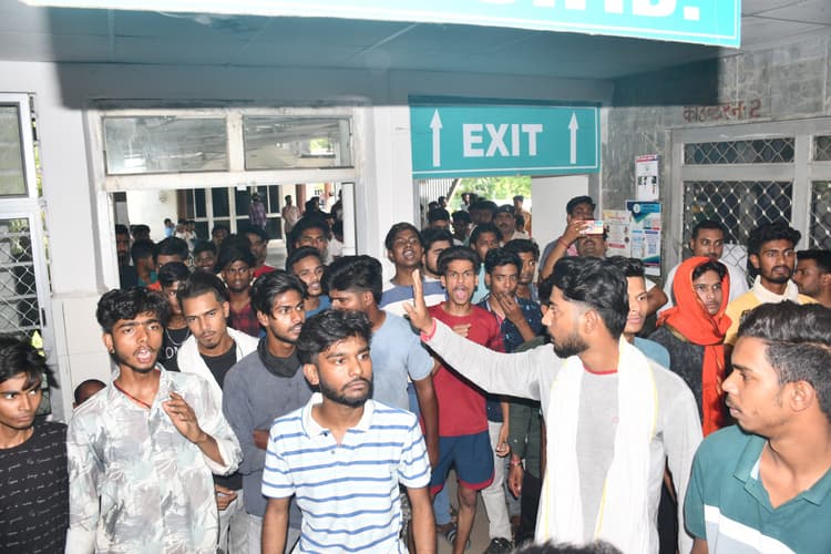 Bokaro News : बाइक सवार युवकों को टक्कर मार फरार होनेवाले पुलिसकर्मियों पर प्राथमिकी