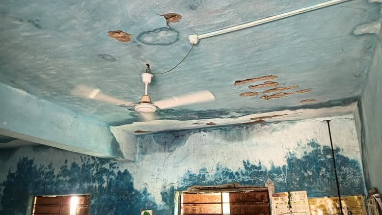 Bokaro News : जर्जर भवन में पढ़ाई करने को बच्चे विवश, हो सकता है हादसा