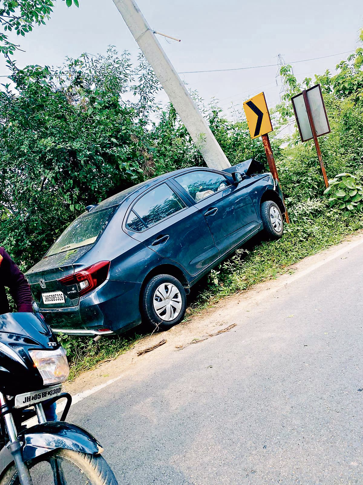 East Singhbhum News : कुत्ते को बचाने में कार खंभे से टकरायी, दो बच्ची घायल