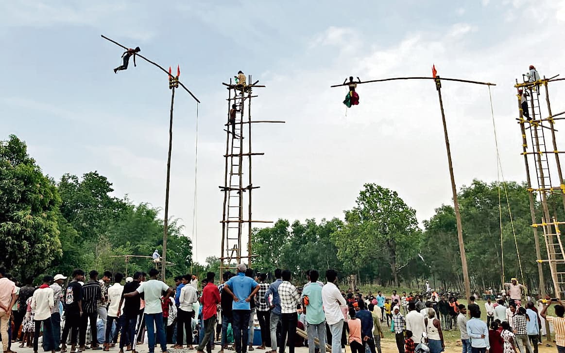 East Singhbhum News : चड़क मेला में 40 फीट ऊपर भोक्ताओं ने दिखाये करतब
