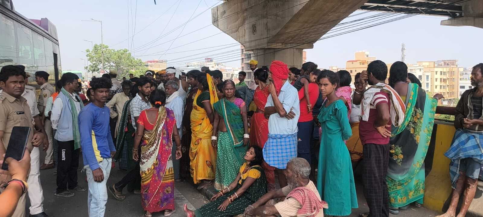 घर से बुला कर युवक की हत्या शव को रेलवे लाइन पर फेंका