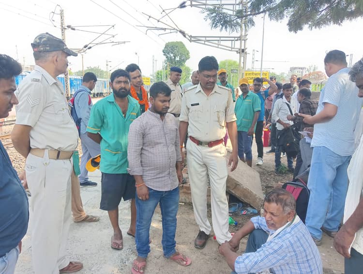 Giridih News : ट्रेन से गिरकर युवक की मौत, परिवार में मातम