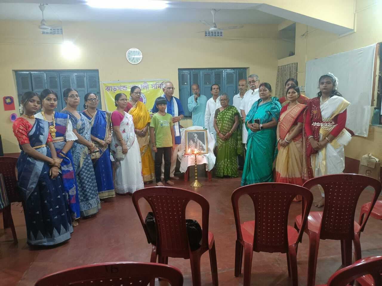 कवि गुरु को श्रद्धासुमन अर्पित कर लोगों ने किया कविता वाचन