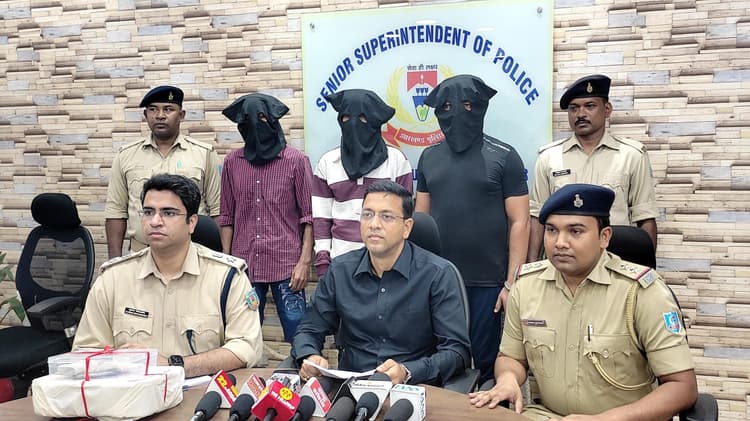 Jamshedpur News : स्क्रैप कारोबारी से रंगदारी मांगने व फायरिंग मामले में तीन गिरफ्तार