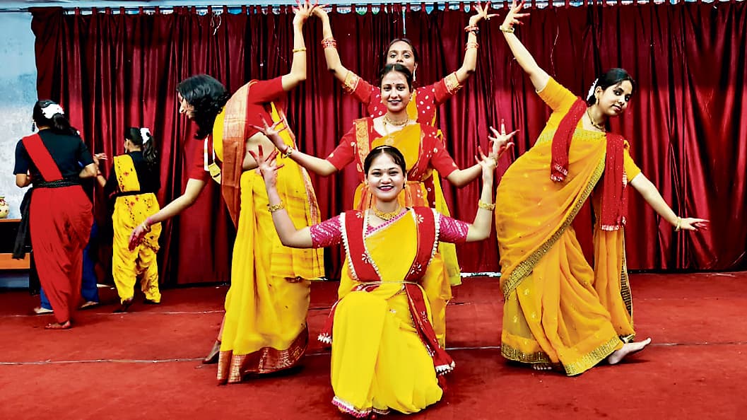 Dhanbad News: कविगुरु ने विश्व को भारतीय साहित्य, कला और दर्शन से समृद्ध किया : कुलपति