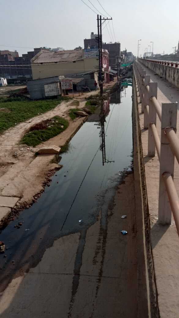 लालापुर की सर्विस सड़क पर जलजमाव से लोगों को हो रही फजीहत