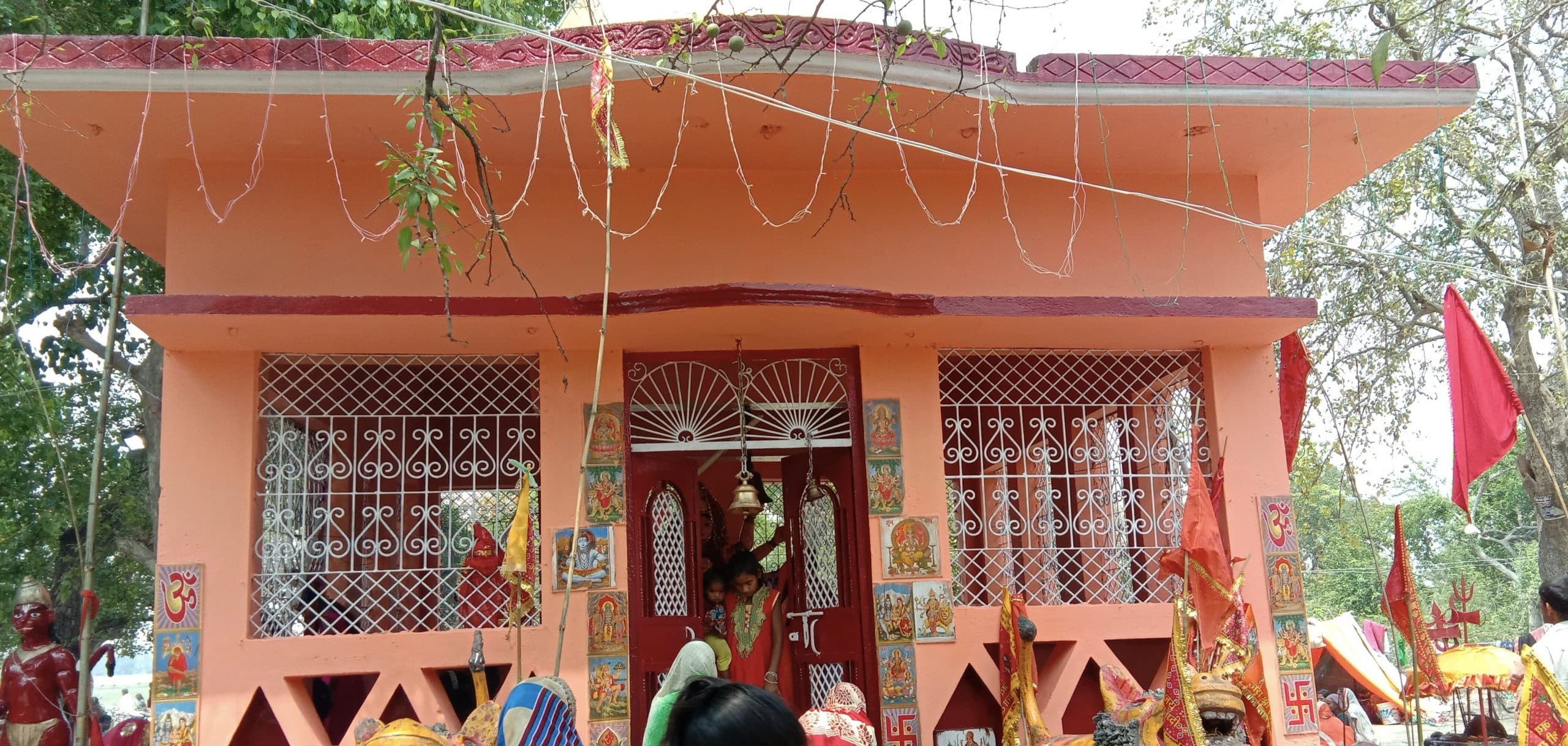 शाम होते ही अंधेरे में डूब जाता है मंझरिया धाम, ग्रामीणों ने की बिजली पहुंचाने की मांग