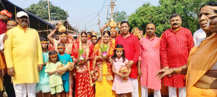 Dhanbad Dhanbad : बांसजोड़ा में कलश यात्रा के साथ रुद्र महायज्ञ शुरू