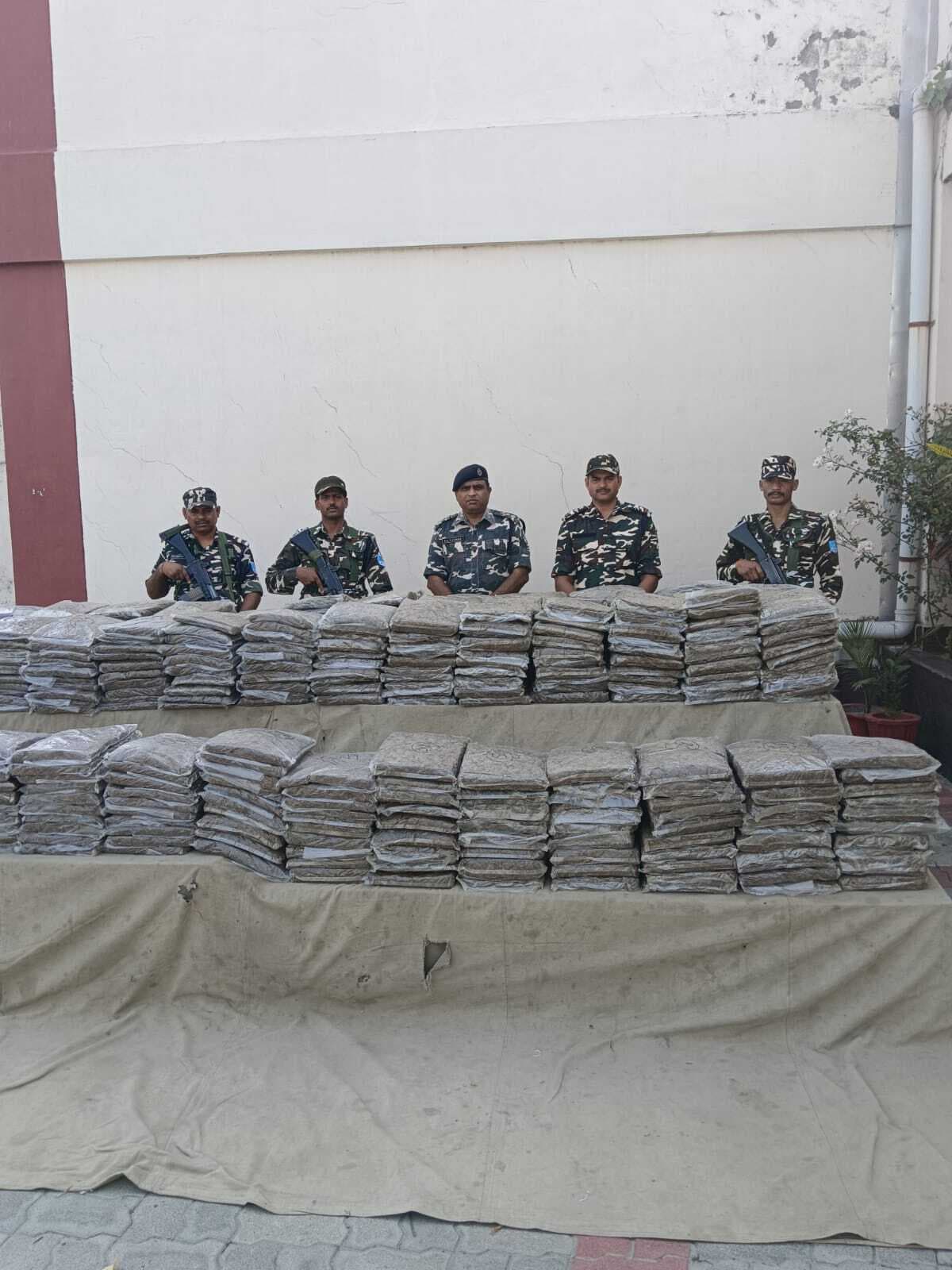 सीमा के पास 650 किलो गांजा बरामद, तस्कर फरार