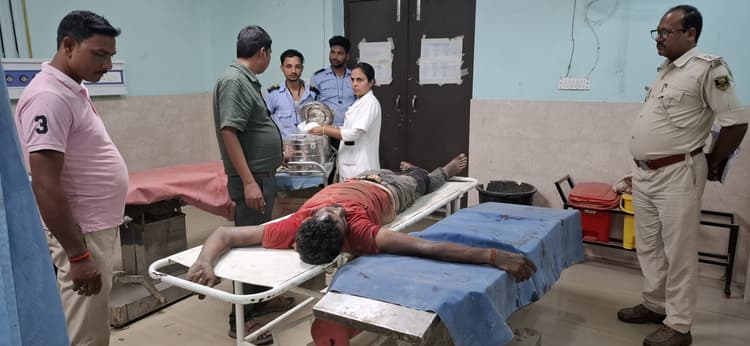 जमीन विवाद में युवक की पिटाई, पैर में आर-पार कर दी लोहे की कील