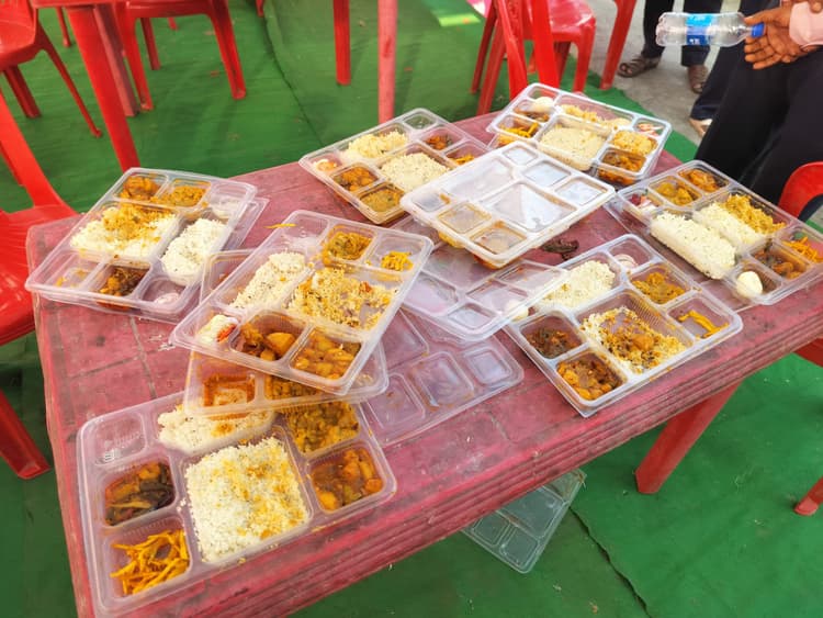 प्रशिक्षण कार्यक्रम में शामिल बीएलओ ने भोजन खराब होने का आरोप लगा किया हंगामा