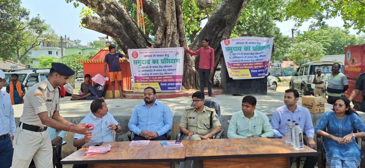 डीएम व एसपी की मौजूदगी में आग से सुरक्षा को लेकर बच्चों व शिक्षकों को किया गया जागरूक