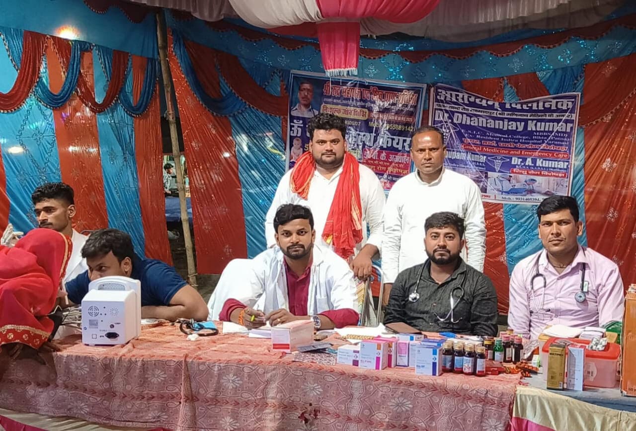 बुढ़िया माई मंदिर के यज्ञ में लगा निःशुल्क स्वास्थ्य शिविर