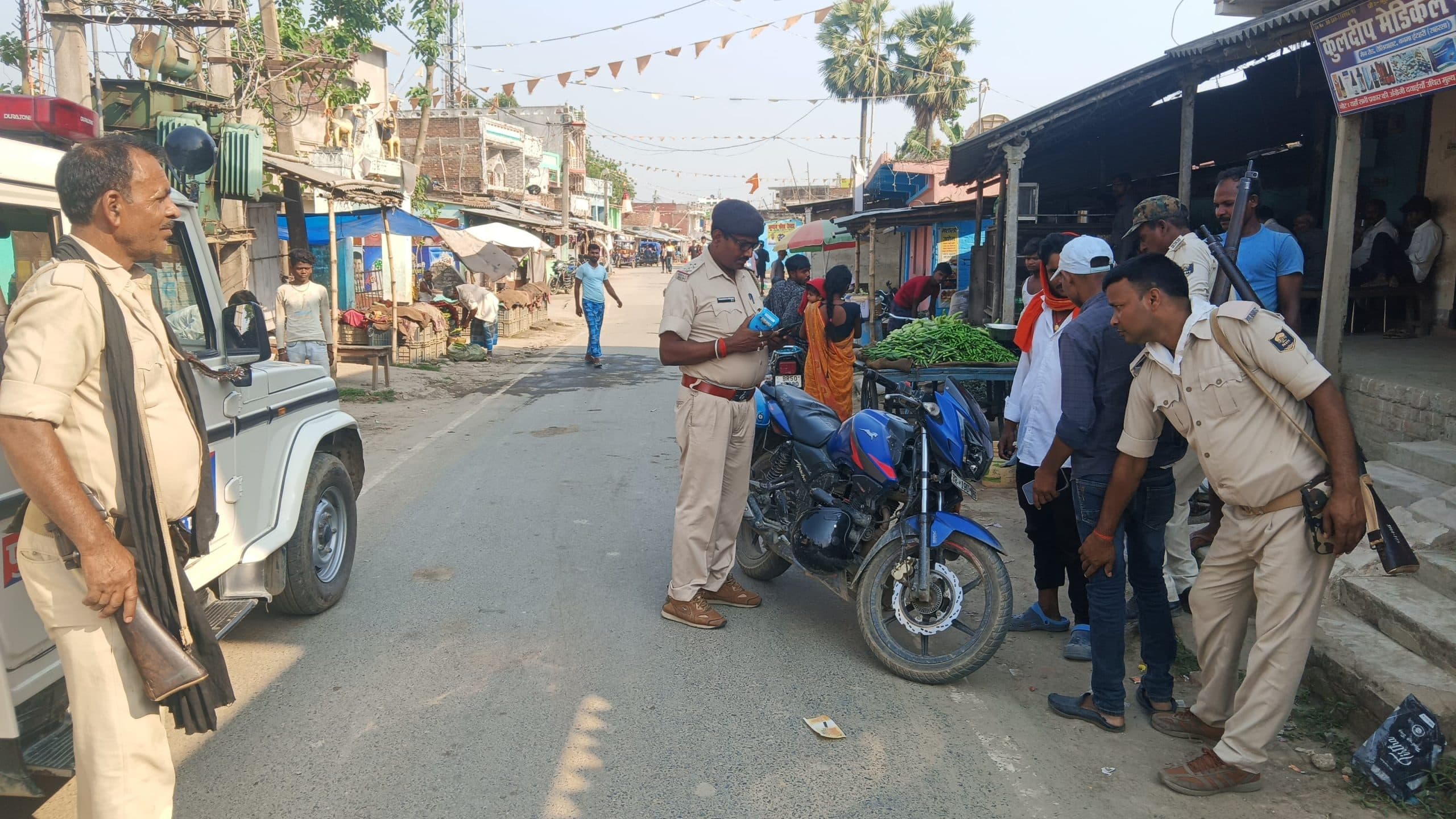 पंचायत के पीआरएस को हेलमेट पहनकर गाड़ी चलाने की पुलिस ने दी सलाह