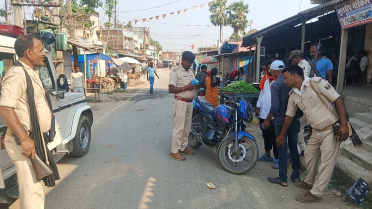 पंचायत के पीआरएस को हेलमेट पहनकर गाड़ी चलाने की पुलिस ने दी सलाह