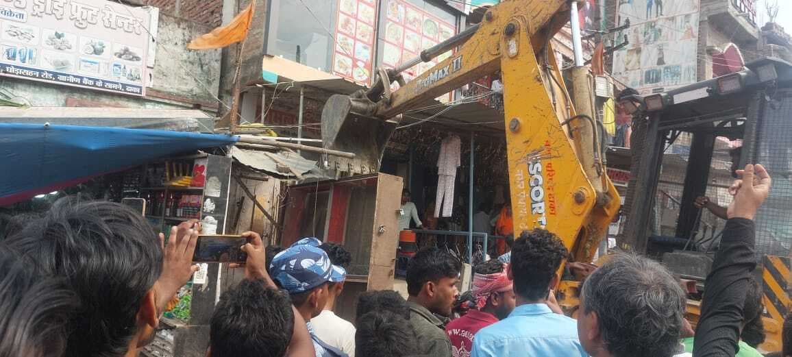 Motihari:अतिक्रमणकारियों पर चला नप का बुलडोजर