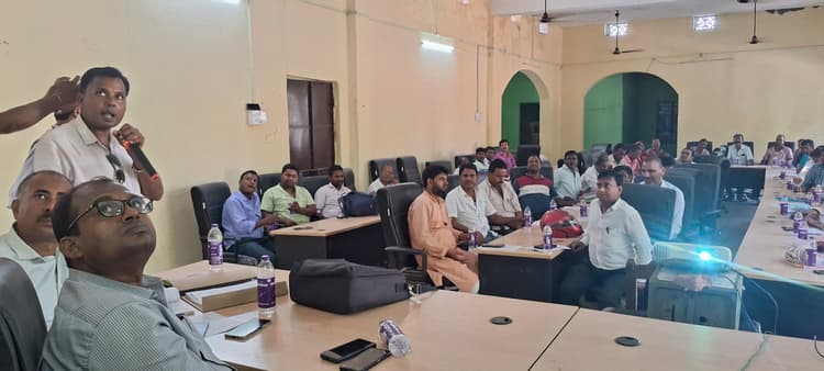 विधानसभा चुनाव की तैयारी को लेकर बीएलओ को प्रशिक्षण