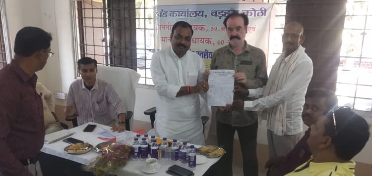 डीलरों ने बनमनखी विधायक को दिया आठ सूत्री मांगों का ज्ञापन