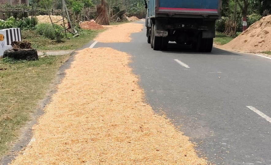 मक्का किसानों ने पक्की सड़कों को बनाया खलिहान, यातायात अवरूद्ध