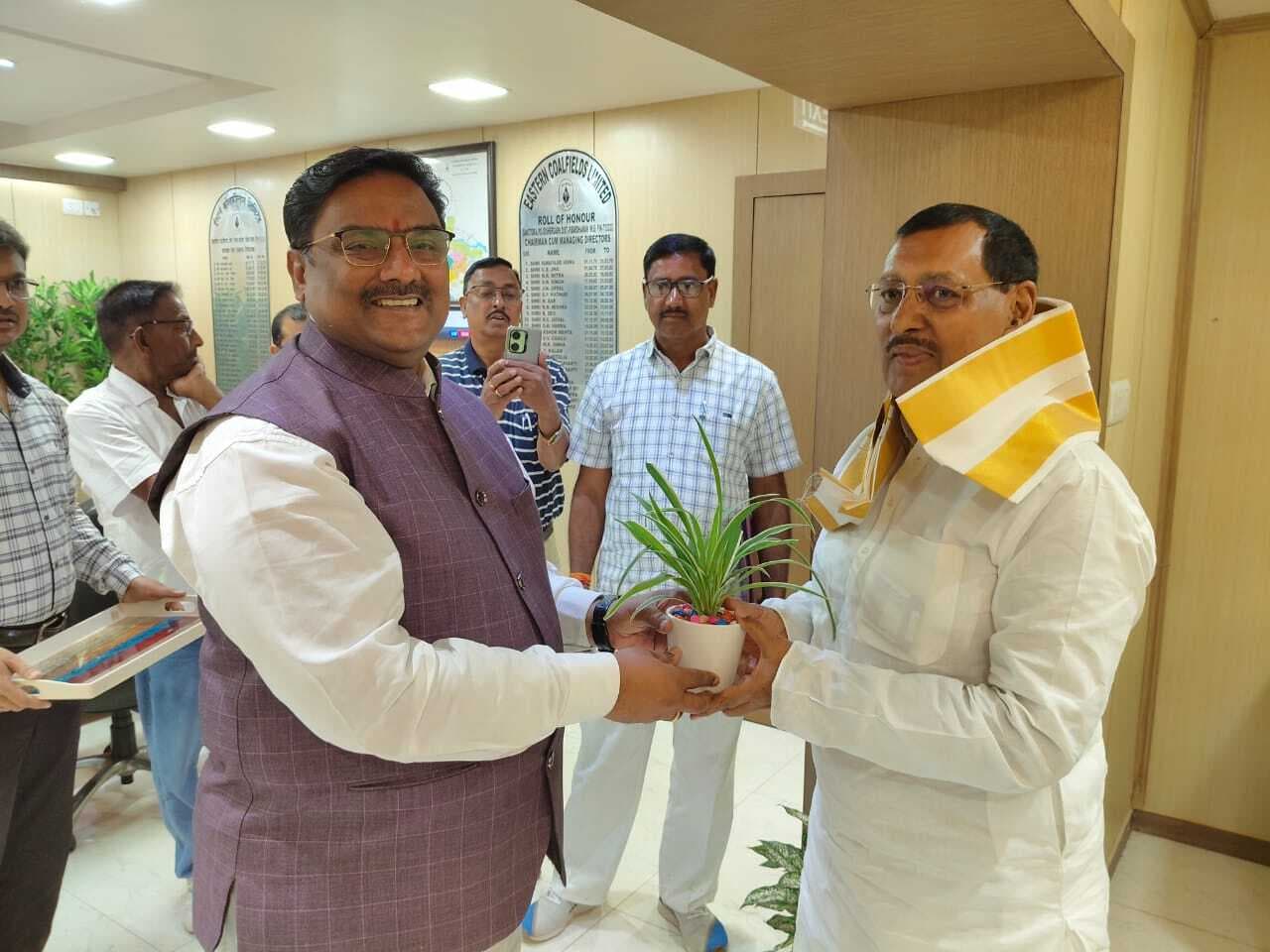 इसीएल सीएमडी को कोलियरी की समस्याओं से कराया अवगत