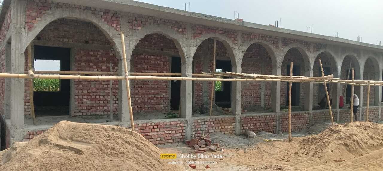 स्कूल भवन निर्माण में घटिया सामग्री का हो रहा प्रयोग, ग्रामीणों ने की जांच की मांग