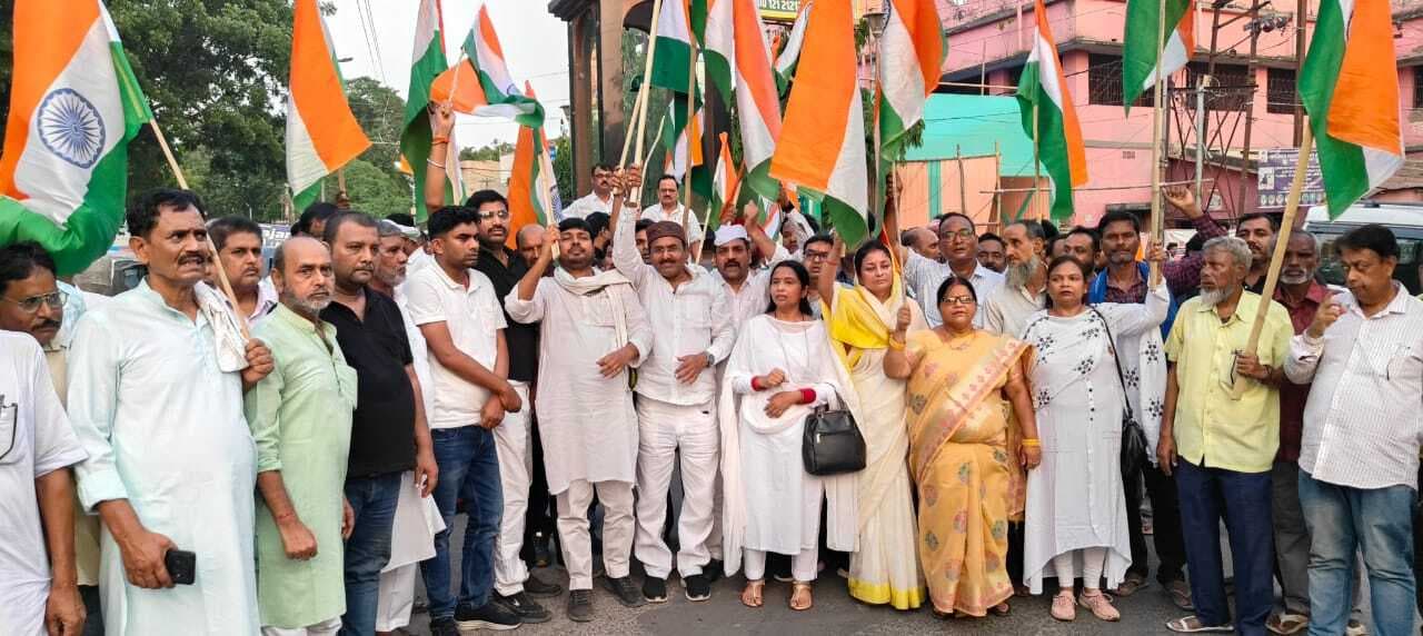 भारतीय सेना के सम्मान में कांग्रेस ने निकाला तिरंगा यात्रा