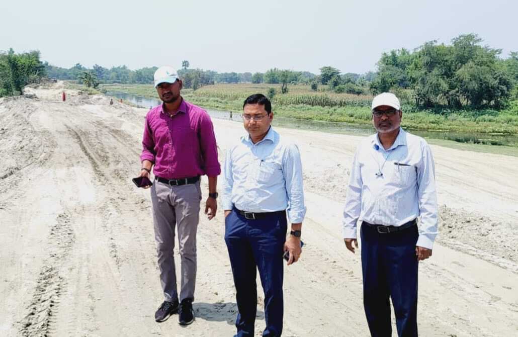 बाढ़ से पहले कोसी तटबंधों की मरम्मत कार्य तेज, एसडीओ ने किया निरीक्षण